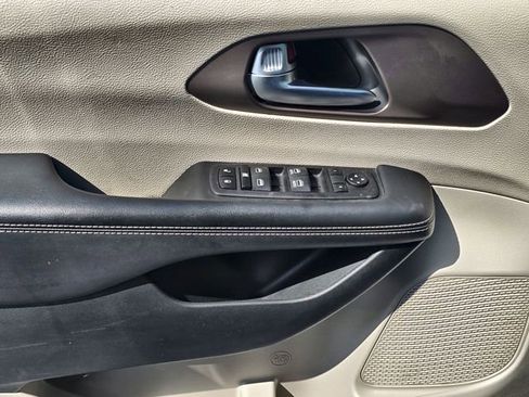 Used 2023 Chrysler Voyager LX image 18