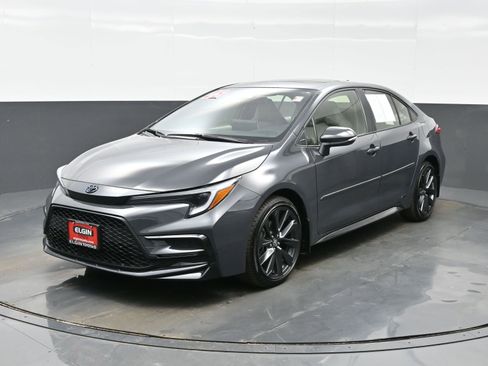 Used 2025 Toyota Corolla SE w/ SE Premium Package image 2