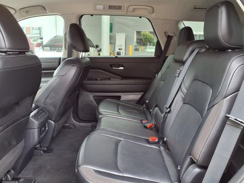Used 2024 Nissan Pathfinder SL FWD image 18