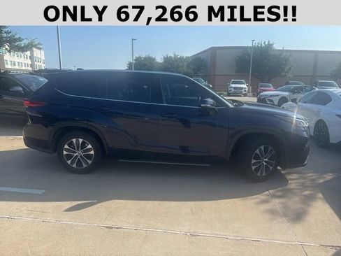 Used 2020 Toyota Highlander XLE FWD image 2