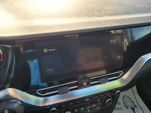 Used 2022 Kia Niro EX Premium w/ Cold Weather Package FWD image 14