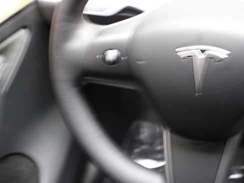 Used 2022 Tesla Model Y Long Range image 37