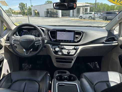 Used 2023 Chrysler Pacifica Touring-L FWD image 28