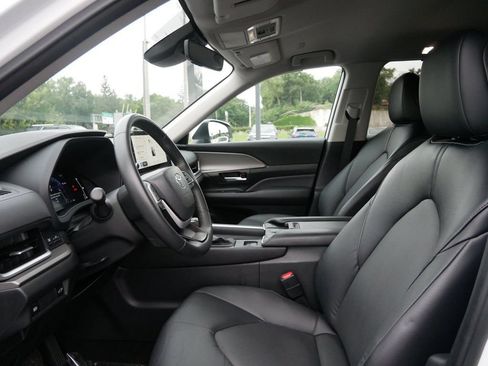 Used 2024 Toyota Grand Highlander AWD image 9