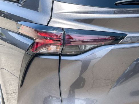 Used 2024 Toyota Sienna XLE FWD image 9