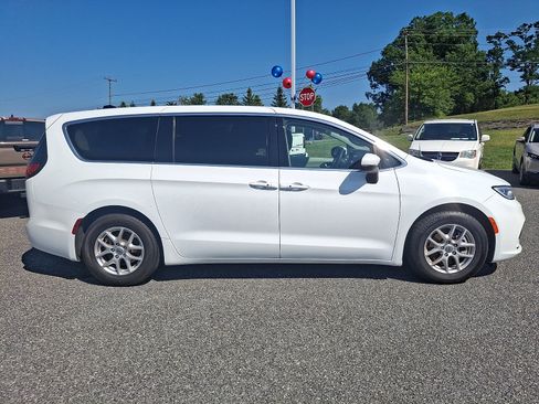 Used 2023 Chrysler Pacifica Touring-L FWD image 7