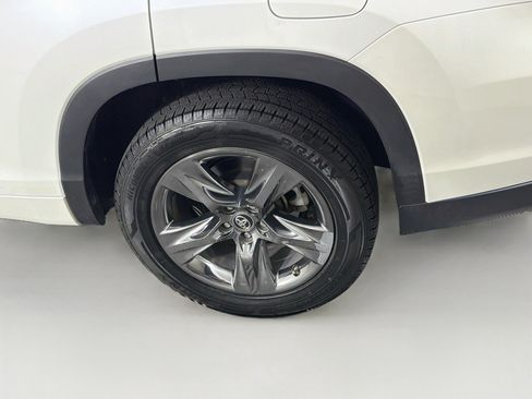 Used 2018 Toyota Highlander Limited Platinum FWD image 11