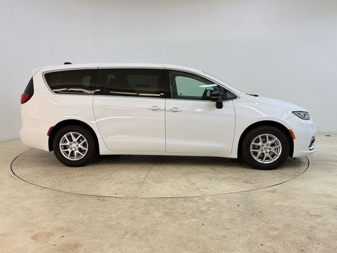Used 2024 Chrysler Pacifica Touring-L FWD image 8