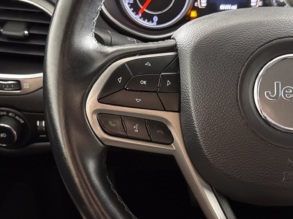 Used 2019 Jeep Cherokee Latitude Plus w/ Comfort/Convenience Group AWD/4WD image 16