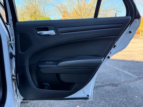 Used 2015 Chrysler 300 S image 21