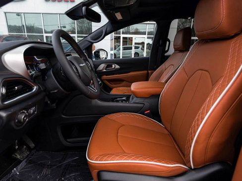 New 2026 Chrysler Pacifica Pinnacle image 23