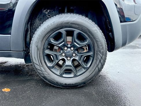 Used 2019 Jeep Cherokee Trailhawk w/ Cold Weather Group image 27