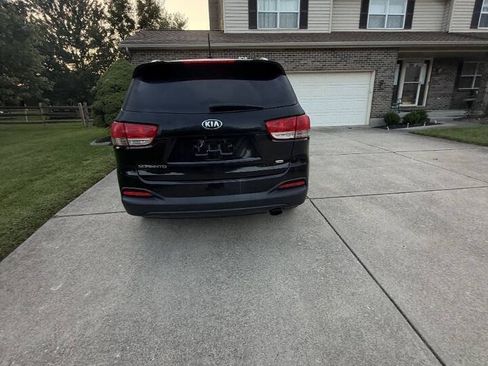 Used 2017 Kia Sorento FWD image 4