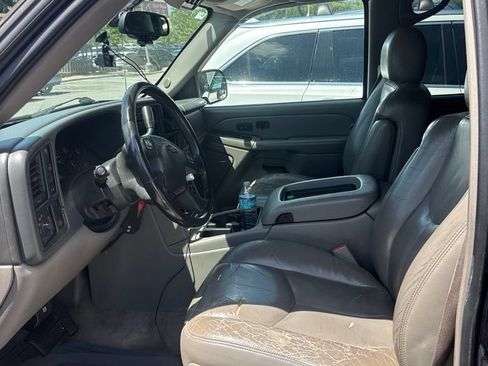 Used 2005 Chevrolet Suburban LT w/ Preferred Equipment Group AWD/4WD image 5