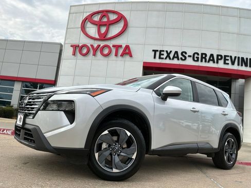 Used 2025 Nissan Rogue SV FWD image 2