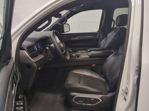 Used 2023 Jeep Wagoneer Series III w/ Preferred Equipment Group image 18