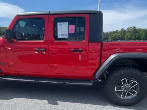 Used 2024 Jeep Gladiator Mojave w/ Technology Group AWD/4WD image 2