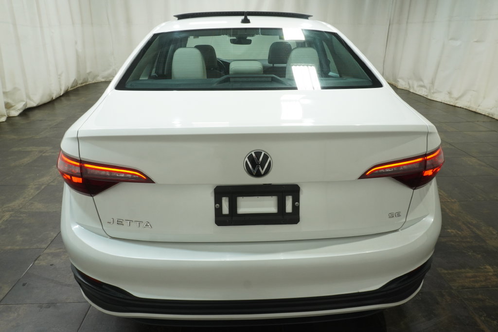 Used 2023 Volkswagen Jetta SE FWD image 4