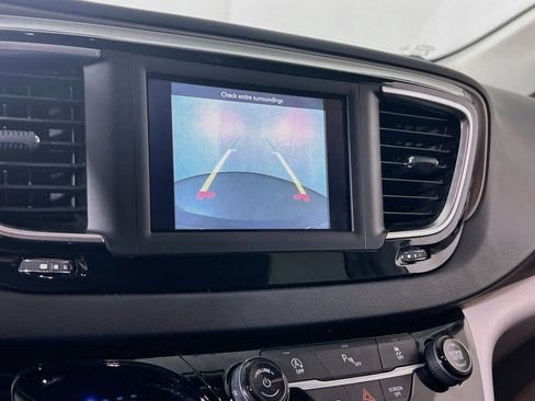 Used 2018 Chrysler Pacifica LX FWD image 13