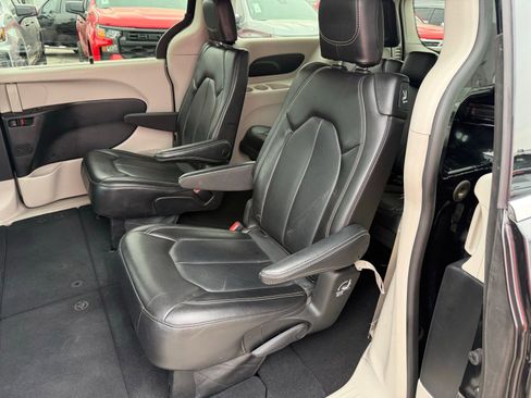 Used 2023 Chrysler Pacifica Touring-L image 33