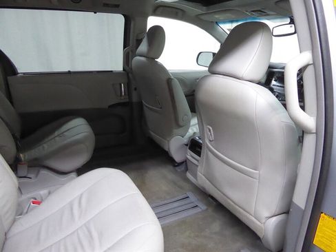 Used 2013 Toyota Sienna XLE FWD image 35