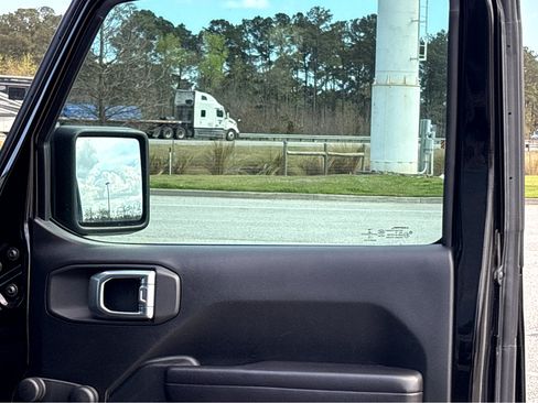 Used 2018 Jeep Wrangler Unlimited Sport image 14