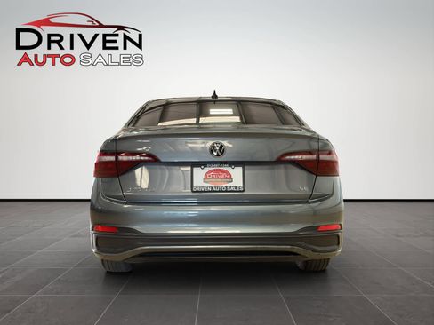 Used 2024 Volkswagen Jetta SE image 4