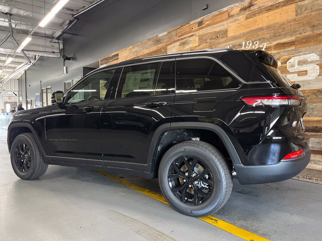 New 2026 Jeep Grand Cherokee Altitude AWD/4WD image 18