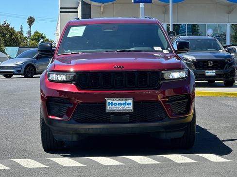 Used 2023 Jeep Grand Cherokee Altitude AWD/4WD image 5
