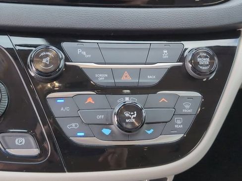 Used 2017 Chrysler Pacifica Touring w/ Tire & Wheel Group FWD image 20