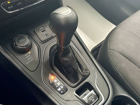 Used 2019 Jeep Cherokee Sport AWD/4WD image 17