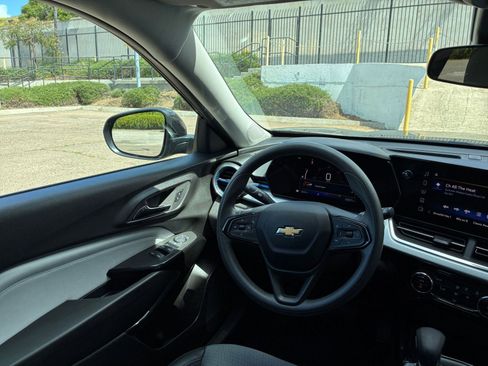 Used 2025 Chevrolet Trax LT image 33