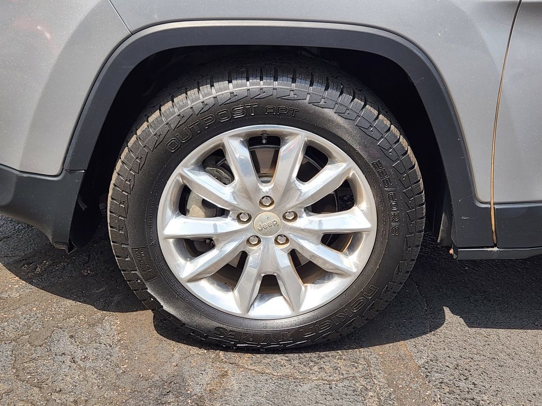 Used 2017 Jeep Cherokee Limited w/ Trailer Tow Group AWD/4WD image 14