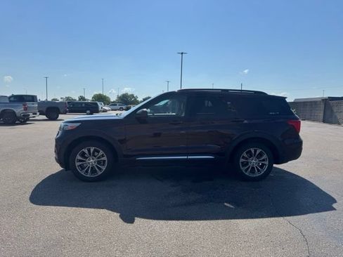 Used 2022 Ford Explorer XLT w/ Equipment Group 202A AWD/4WD image 4