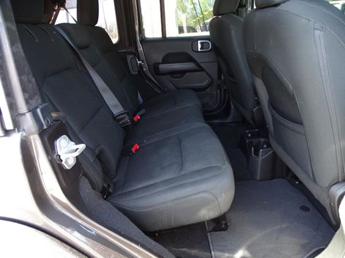 Used 2018 Jeep Wrangler Unlimited Sahara image 14