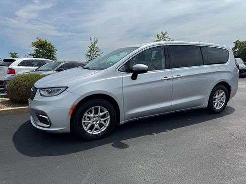 Used 2023 Chrysler Pacifica Touring-L FWD image 2