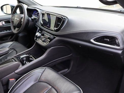 Used 2025 Chrysler Pacifica Limited image 30