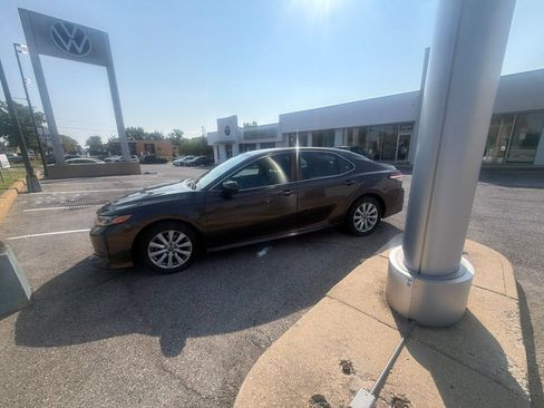 Used 2019 Toyota Camry LE FWD image 7
