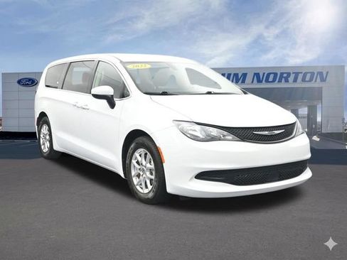 Used 2022 Chrysler Voyager LX FWD image 18