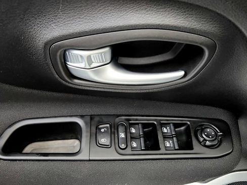 Used 2021 Jeep Renegade Latitude w/ Convenience Group AWD/4WD image 23