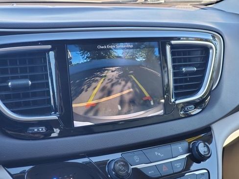 Certified 2018 Chrysler Pacifica Touring-L Plus image 19