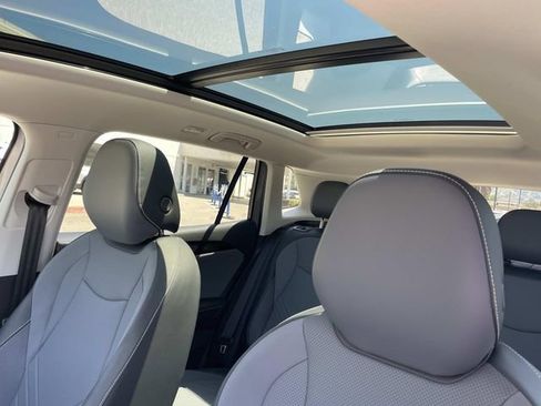 Used 2026 Volkswagen Tiguan SE w/ Panoramic Sunroof Package FWD image 22