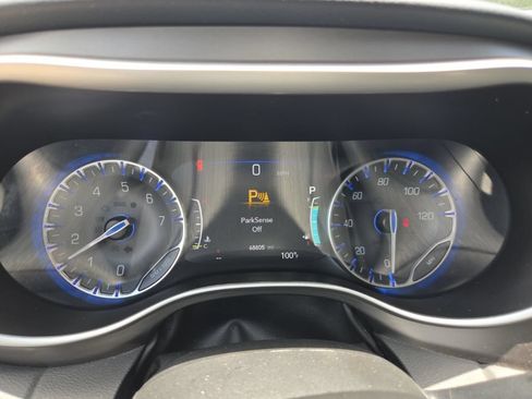 Used 2023 Chrysler Pacifica Touring-L FWD image 2