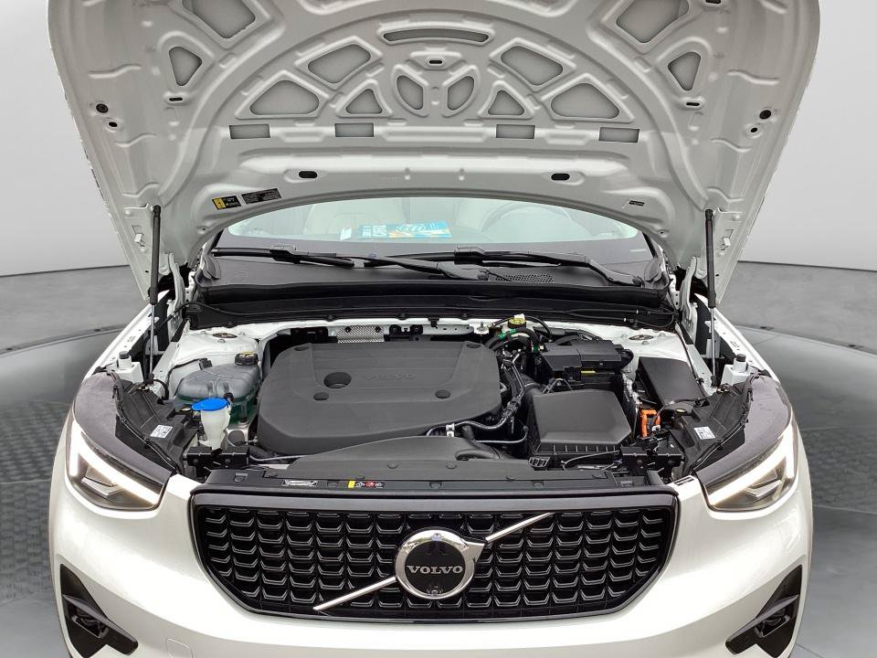 Certified 2025 Volvo XC40 B5 Plus AWD/4WD image 20