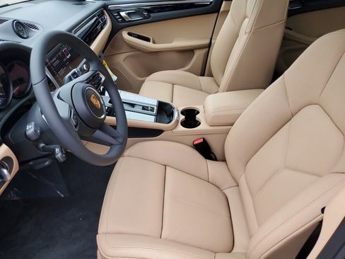 Used 2025 Porsche Macan image 23