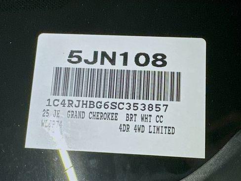 New 2025 Jeep Grand Cherokee Limited w/ Luxury Tech Group II image 24