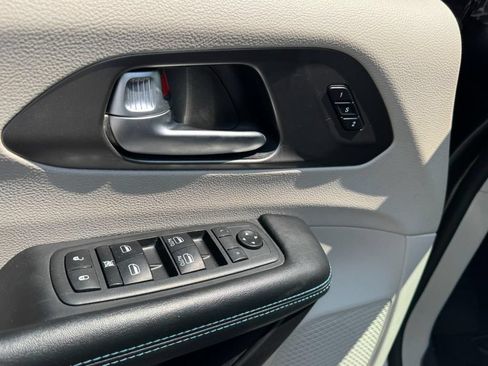 Used 2021 Chrysler Pacifica Touring-L FWD image 16
