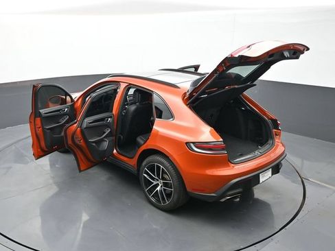 Certified 2025 Porsche Macan AWD/4WD image 27