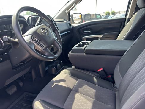 Used 2022 Nissan Titan SV RWD image 3
