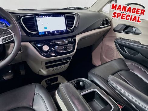 Used 2023 Chrysler Pacifica Touring-L FWD image 24